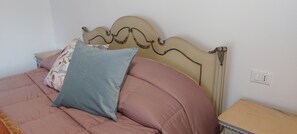 2 bedrooms, travel crib, bed sheets - Chalet Roots of Life (Duno)