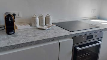 Frigorifero, forno, piano cottura, lavastoviglie