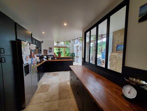 Een koelkast, een magnetron, een oven, een kookplaat