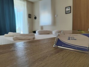 Dobbeltrom – comfort, balkong, sjøutsikt | Skrivebord, skrivebord for bærbar PC, lydisolert og wi-fi (inkludert)