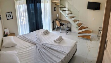 家庭套房, 阳台, 海滩景观 | 办公桌、笔记本电脑工作区、隔音、免费 WiFi