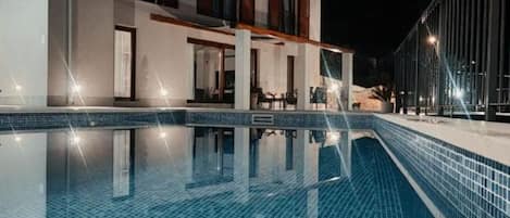 Piscine extérieure (ouverte en saison), parasols de plage