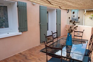 Outdoor dining - Maison de La Porte des Loups au Pied du Ventoux à Ste Colombe (Bédoin)