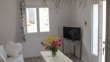 Una Smart TV, una chimenea