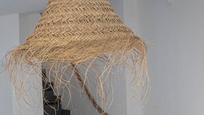 A staircase with a woven hanging light fixture. - Maison de La Porte des Loups au Pied du Ventoux à Ste Colombe (Bédoin)