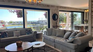 Smart-TV, Kamin, Bücher