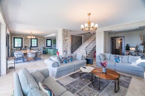 Smart-TV, Kamin, Bücher