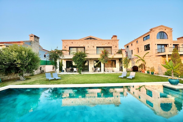 Çeşme ve Alaçatı'ya 5 dk mesafede geniş aileler için uygun villa