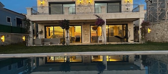 Villa Sunset Cesme for 10-12 persons with fireplace, 10 mins to Alacati, Cesme