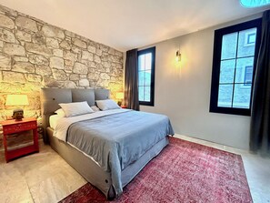 6 bedrooms, desk, iron/ironing board, travel cot