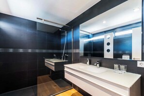 Shower, towels - Villa Panoramica - modern villa in Alcudia (Alcudia)