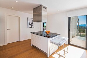 Een magnetron, een oven, een kookplaat, een vaatwasser