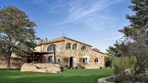 A stone house with a large lawn and a stone wall surrounding the property. - Mas del Suro -  Masia in the heart of Costa Brava (Mont-ras)