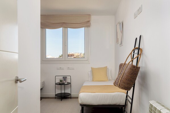 4 bedrooms, iron/ironing board, free WiFi, bed sheets