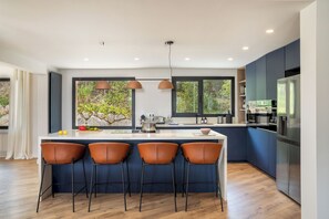 Microondas, parrilla de estufa y lavavajillas 