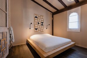 5 habitaciones, tabla de planchar con plancha, internet y ropa de cama