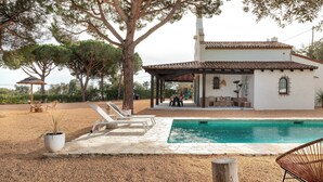 A villa with a swimming pool, outdoor seating, and a covered patio. - Casa La Capella - Lovely property with pool in Costa Brava (Girona)