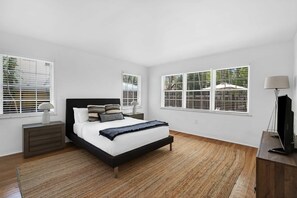 4 chambres, bureau, fer et planche à repasser, lit parapluie