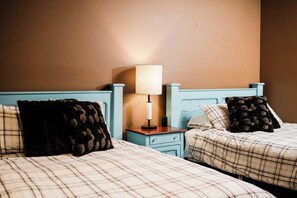 2 bedrooms, desk, iron/ironing board, travel cot - Basin Creekside Escape – Ski-In/Ski-Out Boyne Mt (Boyne Falls)