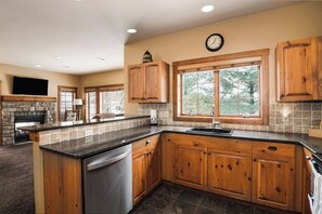 Fridge, microwave, oven, stovetop - Basin Creekside Escape – Ski-In/Ski-Out Boyne Mt (Boyne Falls)