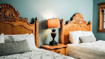 2 slaapkamers, een bureau, een strijkplank/strijkijzer, reisbedje