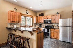 Een koelkast, een microgolfoven, een oven, een kookplaat