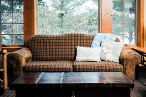 Televisie, een open haard en boeken