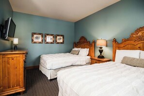 2 slaapkamers, een bureau, een strijkplank/strijkijzer, reisbedje