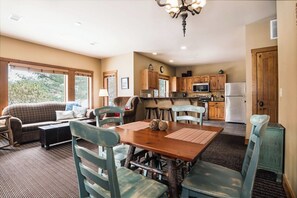 Interior - Basin Creekside Escape – Ski-In/Ski-Out Boyne Mt (Boyne Falls)