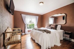 3 bedrooms, iron/ironing board, free WiFi, bed sheets
