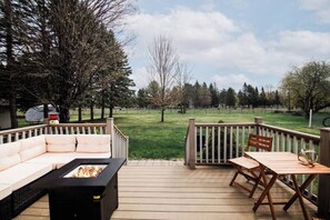 Outdoor dining - G's: Pet friendly: Firepit: King bed: Walk2town (Boyne City)