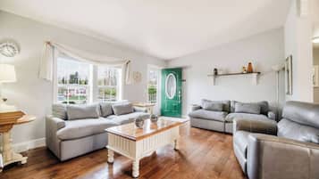 Smart-TV, Kamin, Arbeitsbereiche
