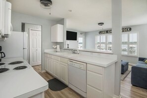 Een koelkast, een microgolfoven, een oven, een kookplaat