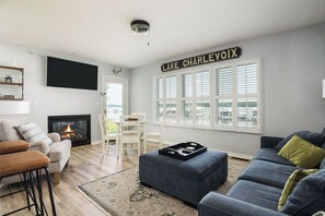 Televisie, een open haard en een kantoor