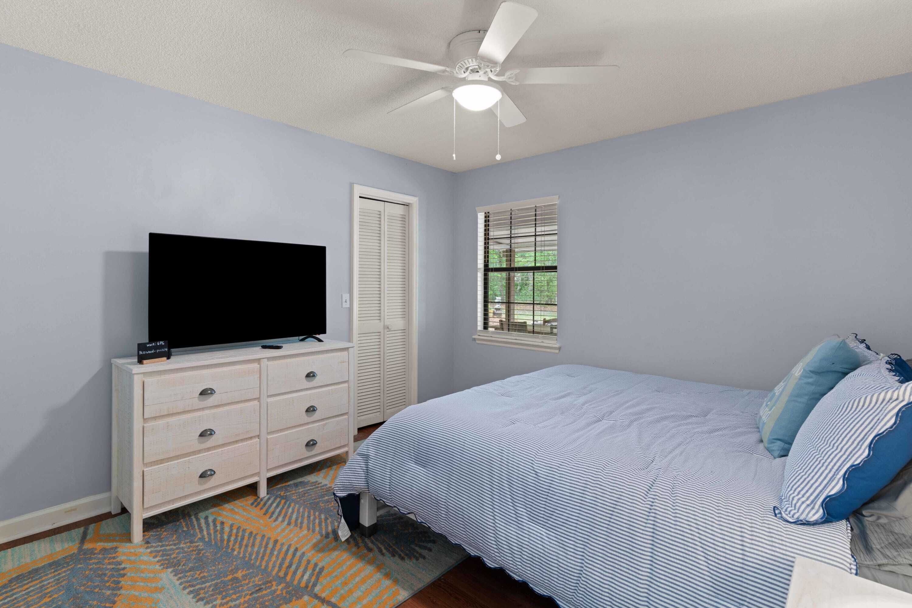 3 bedrooms, desk, iron/ironing board, travel crib