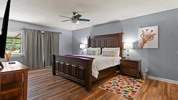 3 bedrooms, desk, iron/ironing board, travel crib