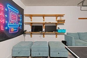 TV, peis, videospill og kontorer