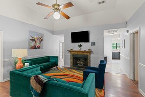 TV, peis, videospill og kontorer