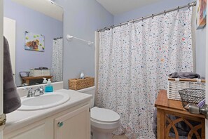 Suihku, hiustenkuivaaja, pyyhkeet, vessapaperi