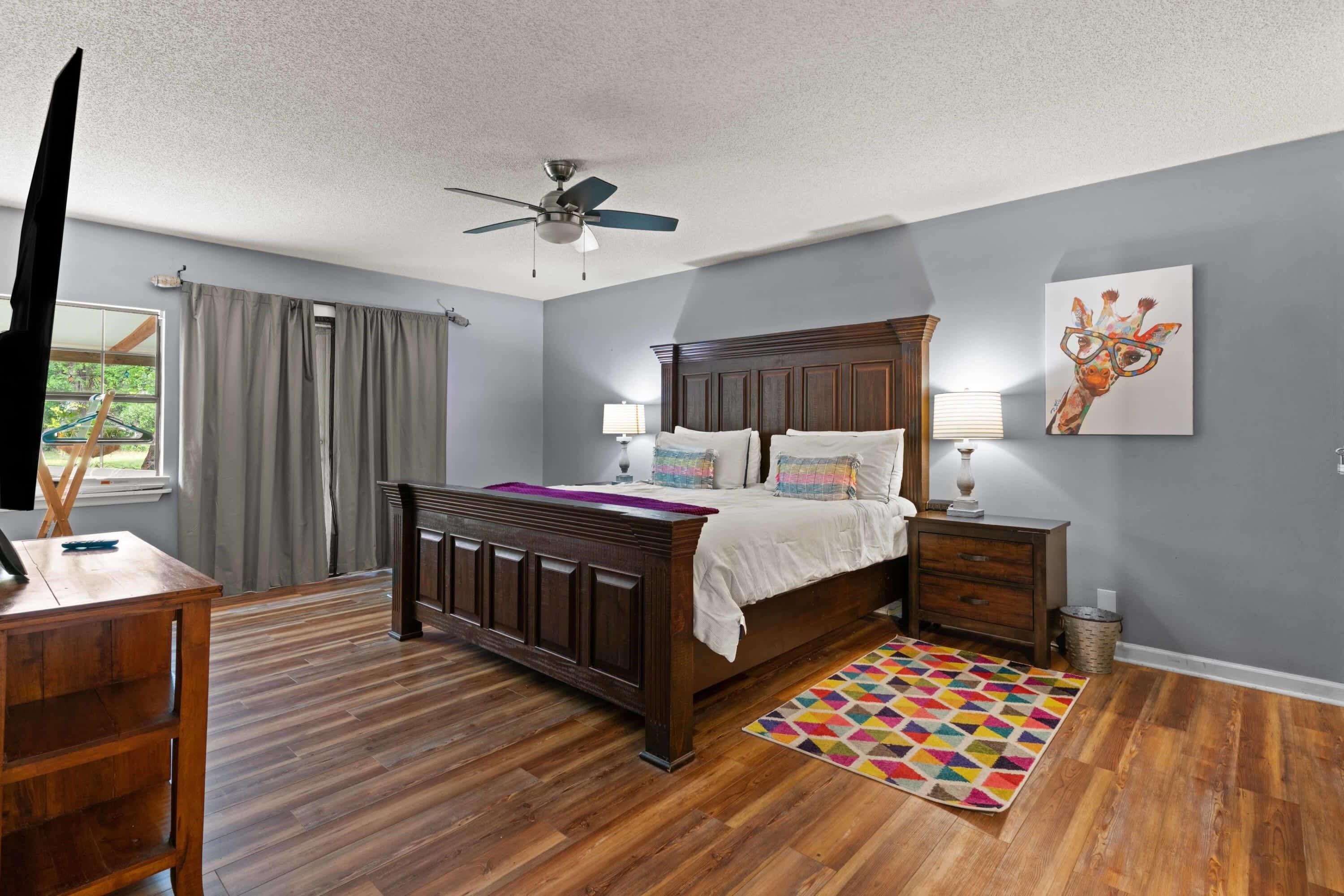 3 間睡房、書桌、熨斗/熨衫板、可攜式嬰兒床