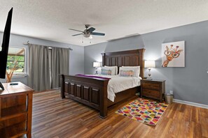 3 makuuhuonetta, työpöytä, silitysrauta/-lauta, vauvan matkasänky