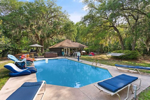 *Pool *Hot tub *Fire pit *Fence *Game room *Private