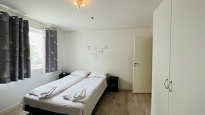 Standard Apartment, 2 Bedrooms, Partial Ocean View | Wi-fi percuma, cadar katil 