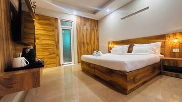 Apartemen Mewah | Brankas, meja kerja, tirai kedap cahaya, dan kedap suara