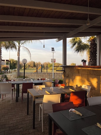 Se sirven cenas y cocina italiana, con vista al jardín