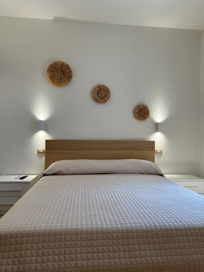 Romantisk dobbeltrom, privat bad, hageutsikt | Allergitestet sengetøy, memory foam-senger og individuelt dekorert