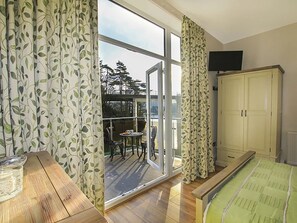 4 bedrooms, iron/ironing board, travel crib, WiFi - Waterside - Luxury Menai Bridge Holiday Cottage - Walk to restaurants and bars (Menai Bridge)