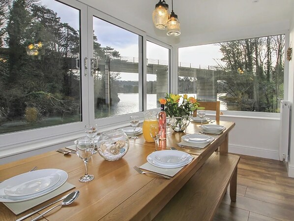 Dining - Waterside - Luxury Menai Bridge Holiday Cottage - Walk to restaurants and bars (Menai Bridge)