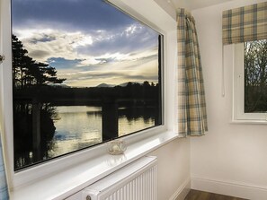Interior - Waterside - Luxury Menai Bridge Holiday Cottage - Walk to restaurants and bars (Menai Bridge)