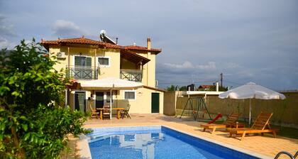 Family Cozy Villa
Discover easily nearby lovely Nafplio, Argos &hystoric Mycenae